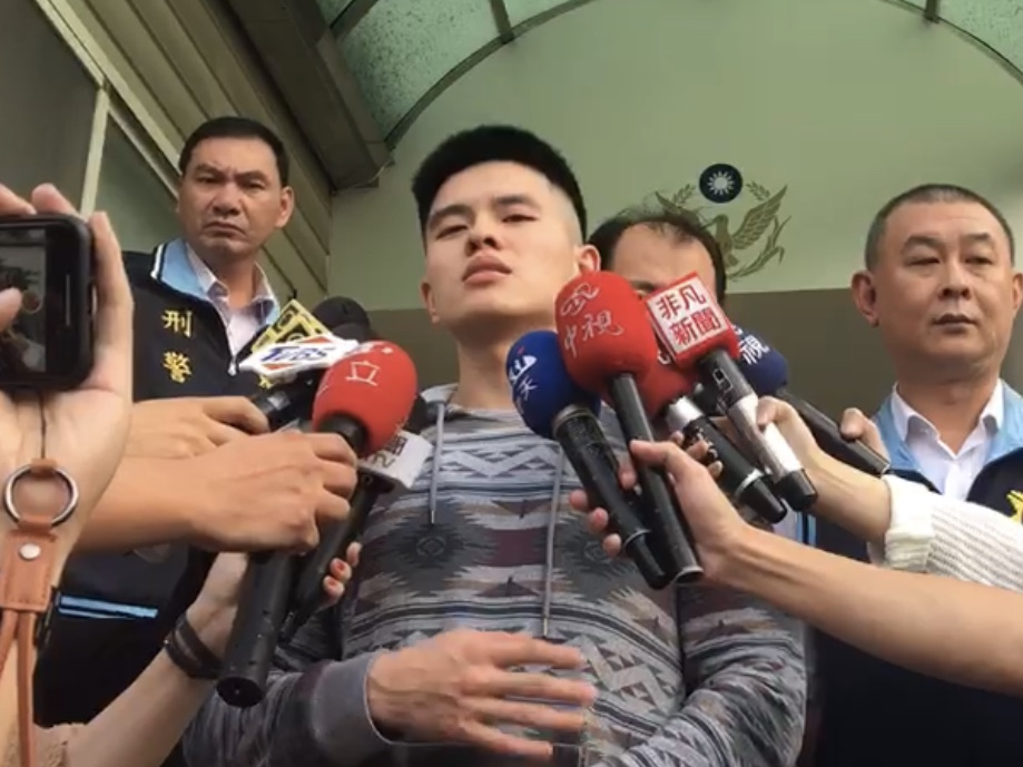李堉睿接受媒体访问,并向大众道歉,称后续将交由司法调查、处理。 记者巫鸿玮/摄影