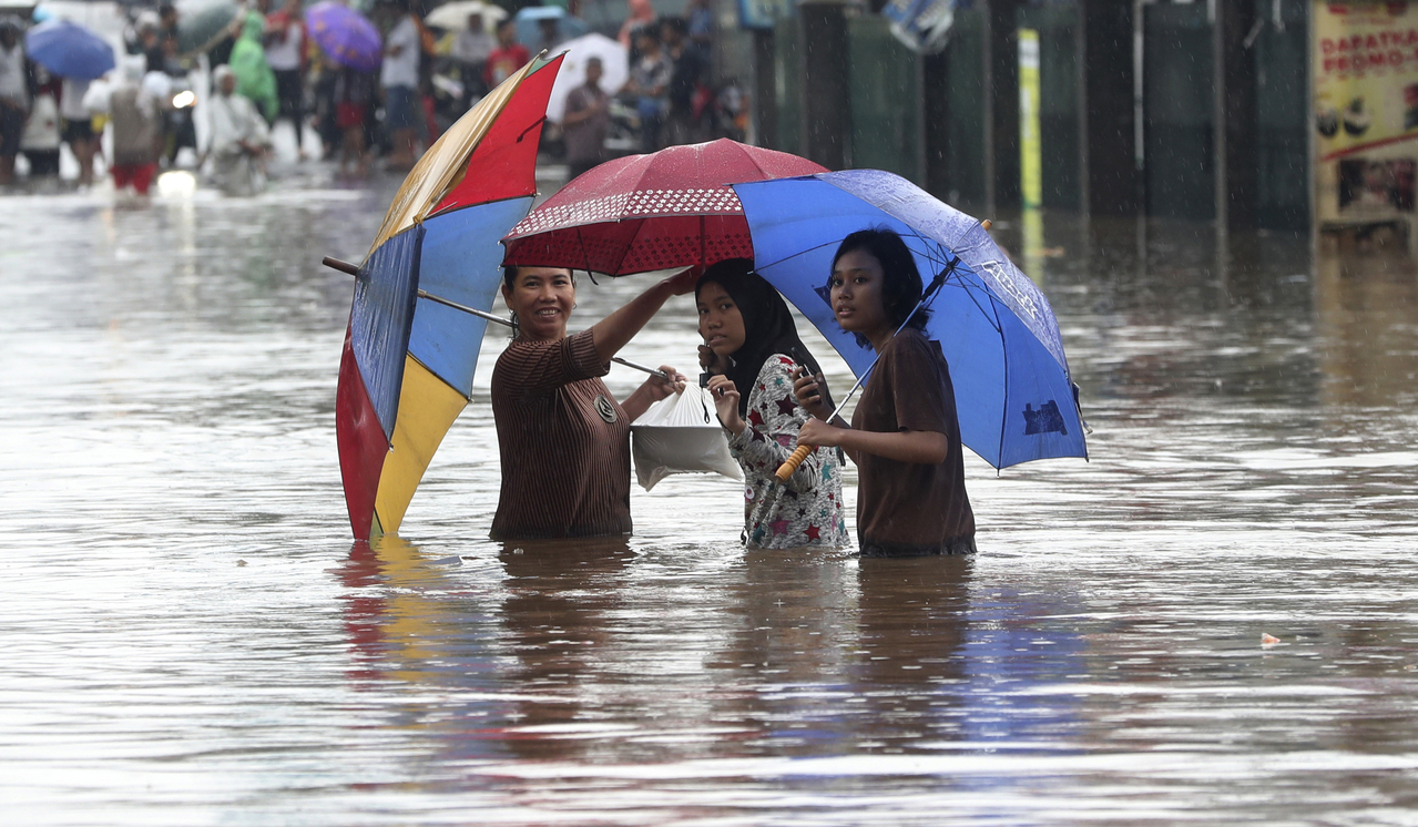 印尼暴雨引发洪水图片